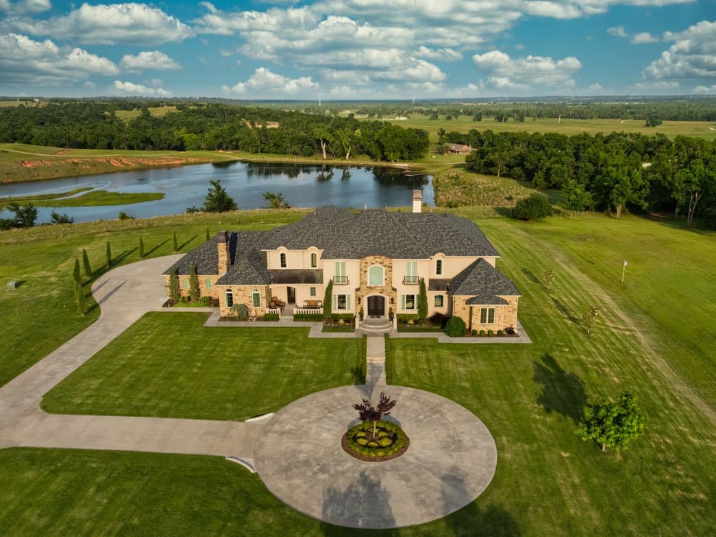 Aerial view of a Mustang Oklahoma estate